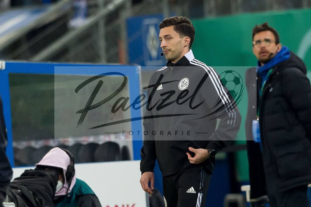 HSVSCF20220419_351 | Fussball, Herren: Fourth official Florian Badstuebner schaut beim DFB-Pokal-Halbfinalspiel zwischen Hamburger SV und SC Freiburg im Volksparkstadion am 19.04.2022 in Hamburg, Deutschland.DFB / DFL REGULATIONS PROHIBIT ANY USE OF PHOTOGRAPHS AS IMAGE SEQUENCES AND/OR QUASI-VIDEO. - Realisiert mit Pictrs.com