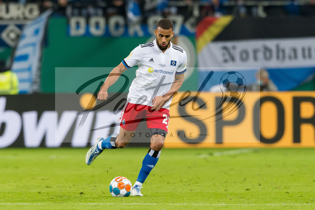 HSVSCF20220419_339 | Fussball, Herren: Josha Vagnoman (Hamburger SV) in Aktion, am Ball, Einzelaktion beim DFB-Pokal-Halbfinalspiel zwischen Hamburger SV und SC Freiburg im Volksparkstadion am 19.04.2022 in Hamburg, Deutschland.DFB / DFL REGULATIONS PROHIBIT ANY USE OF PHOTOGRAPHS AS IMAGE SEQUENCES AND/OR QUASI-VIDEO. - Realisiert mit Pictrs.com