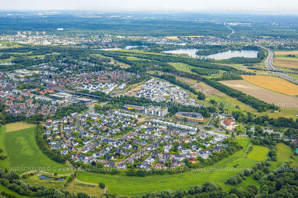 Duisburg250704375Sued | Luftbild, Duisburg-Süd, Wohngebiet Angerbogen, Am Alten Angerbach, halbkreisförmige Neubau-Wohnsiedlung, Gewerbegebiet Xella International GmbH und Edeka E-Center Angerbogen, überdachter Bahnhof Angerbogen, hinten der Rahmer See, Huckingen, Duisburg, Ruhrgebiet, Nordrhein-Westfalen, Deutschland