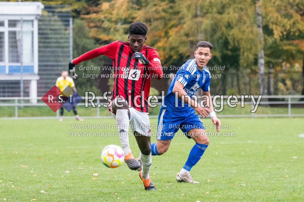 Fußball, Saison 2022/23, Oberliga Hamburg, WTSV Concordia Hamburg - Niendorfer TSV, Sportpark Hinschenfelde (Hamburg), 13.11.2022, 19. Spieltag | Amoah Enock Hartwig (#20, Concordia), Hassan Zarei (#10, NTSV)