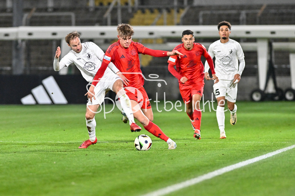 FC Bayern Amateure - TSV Schwaben Augsburg | im Duell Nicola Della SCHIAVA (TSV #3) und Guido DELLA ROVERE (FC Bayern München II #11) / zweikampf / Regionalliga Bayern: FC Bayern Muenchen II - TSV Schwaben Augsburg, Gruenwalder Stadion am am 25.10.2024