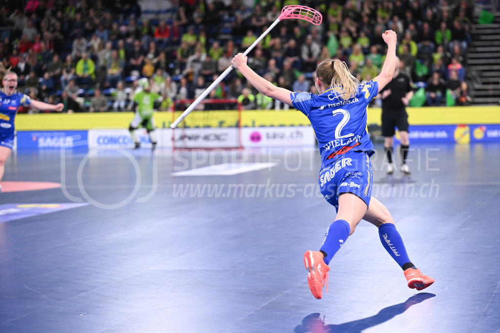 Kloten-Dietlikon Jets vs Skorpion Emmental Zollbrück - 15. April 2023 | Kloten-Dietlikon Jets vs Skorpion Emmental Zollbrück
Stimo Arena, Kloten
Leonie Wieland (#2 Kloten-Dietlikon Jets) erzielt das 4:1.
Bild: Sportfotografie Markus Aeschimann | www.markus-aeschimann.ch - Realisiert mit Pictrs.com