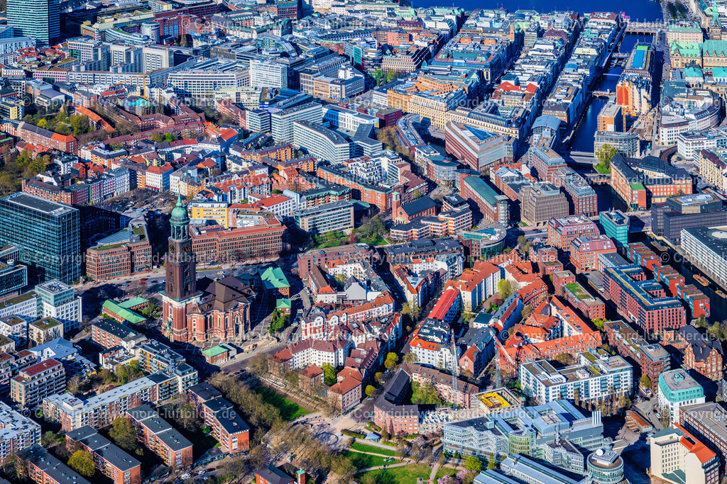 Hamburg_St. Michaelis_Kirche_Michel_ELS_4745060425 | HAMBURG 06.04.2025 Hauptkirche Sankt Michaelis "Michel" im Stadtteil Neustadt in Hamburg, Deutschland. Weiterführende Informationen bei: Hauptkirche St. Michaelis. // Main church Sankt Michaelis "Michel" in the district Neustadt in Hamburg, Germany. Further information at: Hauptkirche St. Michaelis. Foto: Martin Elsen