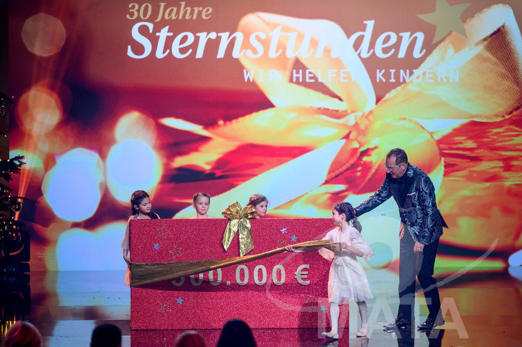 _DWI6146 | Spende von Maisel Brauerei bei '30 Jahre Sternstunden-Gala 2023' in der Frankenhalle. Nürnberg, 15.12.2023 - Realisiert mit Pictrs.com