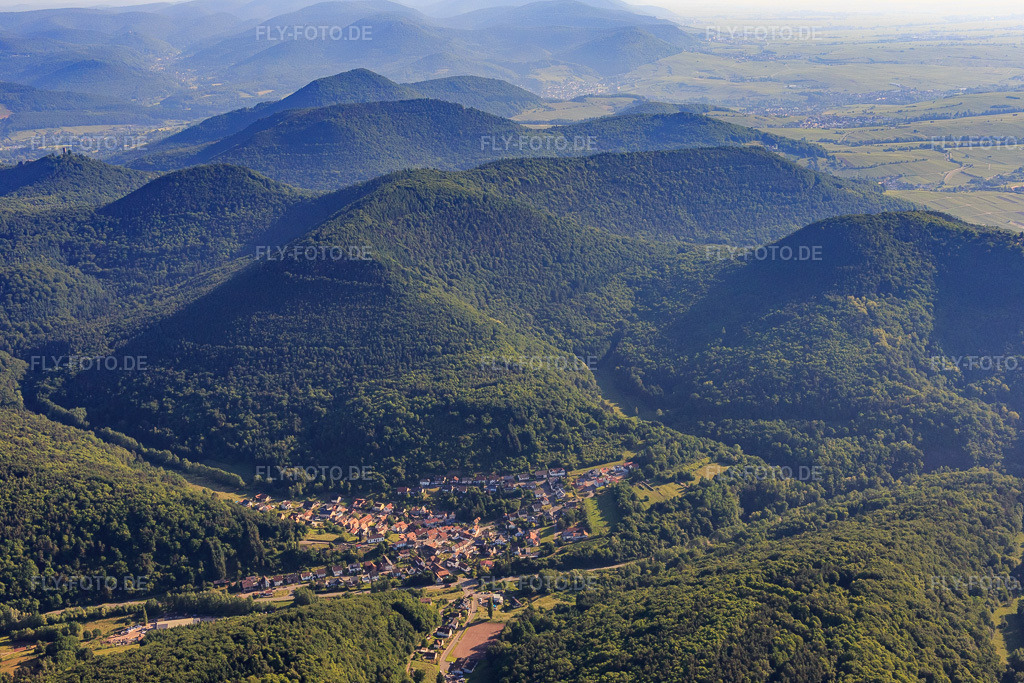 Luftbild: Ortsansicht von Süden in Waldhambach im Bundesland Rheinland-Pfalz in Deutschland. Foto: IMG_080074.jpg vom 05.06.2015 durch Werner Riehm/FLY-FOTO.de