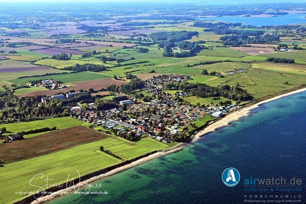 Luftbilder Schönhagen - ein familienfreundlicher Ferienort auf der Halbinsel Schwansen | Schönhagen an der Ostsee ist ein ruhiger, familienfreundlicher Ferienort auf der Halbinsel Schwansen in Schleswig-Holstein, bekannt für seinen feinsandigen, etwa einen Kilometer langen Strand, die imposante Steilküste und die entspannte Atmosphäre fernab von Massentourismus. Mit rund 670 Einwohnern bietet das Ostseebad ideale Bedingungen für Erholung, Naturliebhaber und Aktivurlauber – von Wandern und Radfahren bis hin zu Wassersport und Bernsteinsuche. Die Tourist-Information direkt an der Strandpromenade hilft bei der Urlaubsplanung und Vermittlung von Unterkünften.