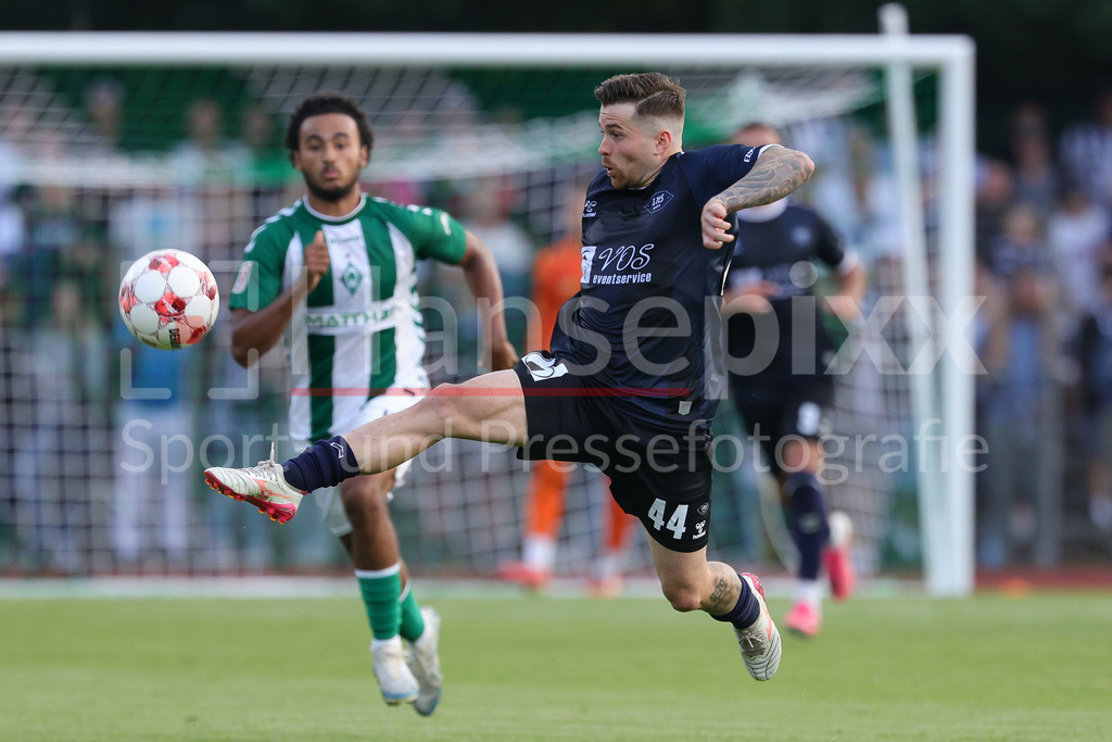Fussball, Regionalliga Nord, SV Werder Bremen II - VfB Oldenburg | Nico Knygstock (VfB Oldenburg, 44) am Ball, Einzelbild, Ganzkörper, Aktion, Action, Spielszene