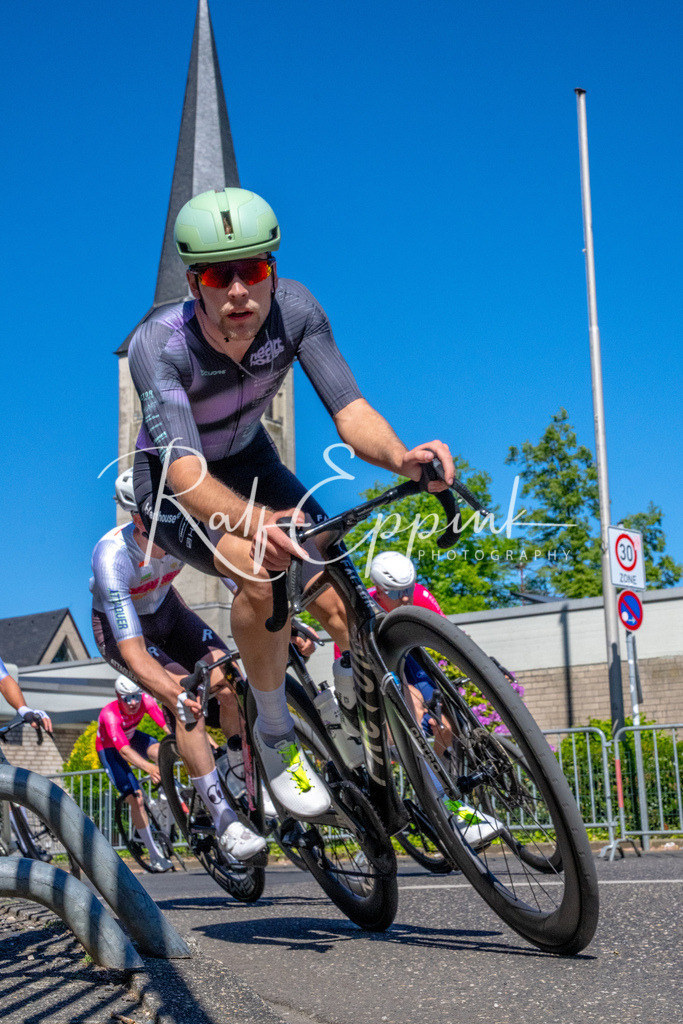 Spurt in den Mai 2026 - Großer Preis der Sparkasse Neuss | Annual one-day road cycling race "Großer Preis der Sparkasse Neuss" held in Büttgen, Germany, organized by VfR Büttgen 1912 e.V. The event features multiple races across all age categories from U11 youth to Elite men. - Realisiert mit Pictrs.com