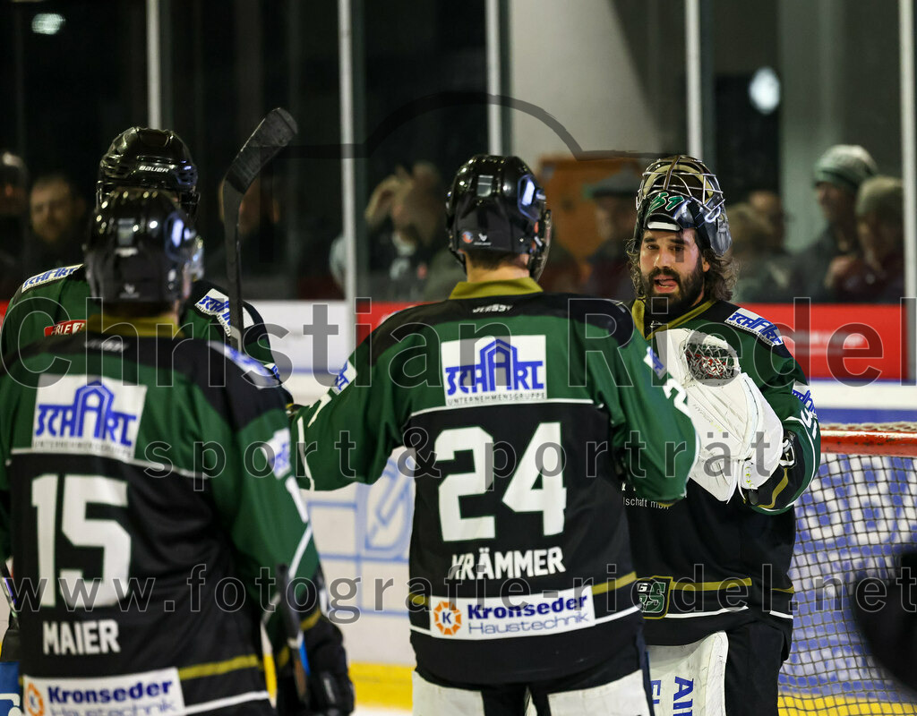 2023-01-22_154_Eishockey_TSV_Erding_gegen_ESC_Dorfen | Erding, Deutschland, 22.01.2023:
Eishockey, Bayernliga 2022 / 2023, 29. Spieltag, TSV Erding gegen ESC Dorfen, Endergebnis: 6:2

Lukas Krämmer (Erding Gladiators, #24), Torwart Christoph Schedlbauer (Erding Gladiators, #31)

Foto: Christian Riedel / fotografie-riedel.net