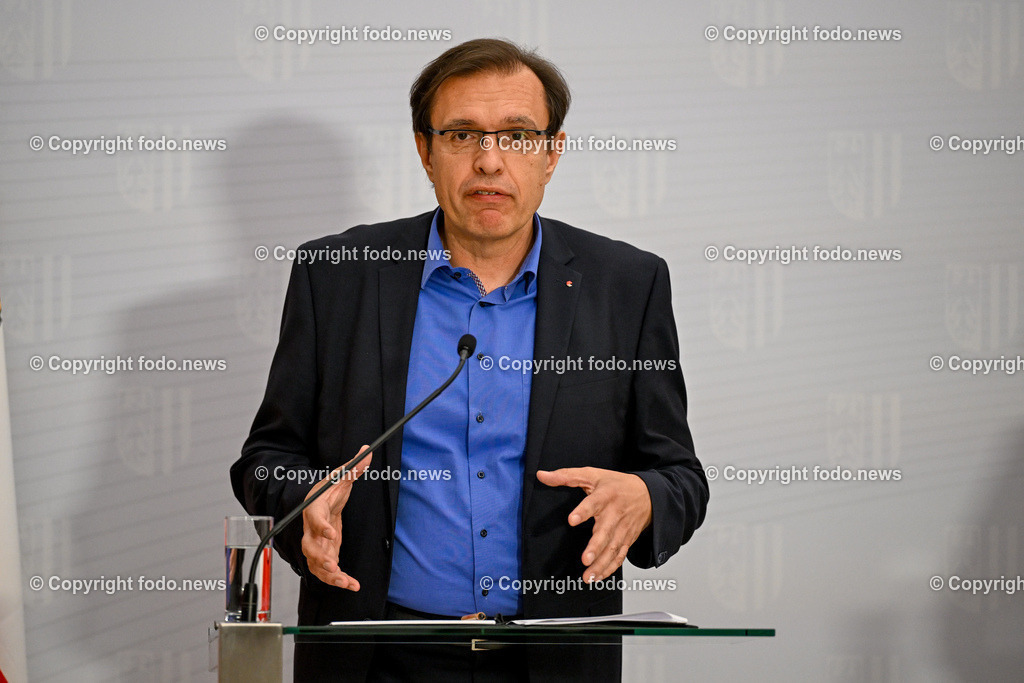 Pressekonferenz Land Ooe_ Gemeinsam geschafft - Maßnahmen zur Verbesserung fuer Mitarbeitende in den ooe. Spitaelern_ 10.04.2024-47 | 10.04.2024, Linz, AUT, Pressekonferenz Land Ooe, Gemeinsam geschafft - Maßnahmen zur Verbesserung fuer Mitarbeitende in den ooe. Spitaelern, im Bild Branko Novakovic (Zentralbetriebsratsvorsitzender der Kepler Universitaetsklinikum GmbH) 