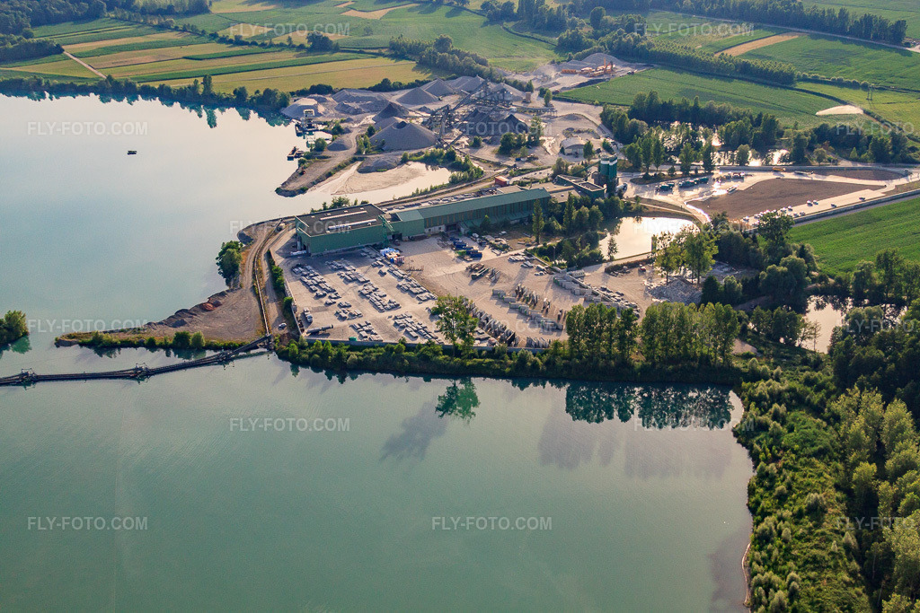 Aerial view: Bettonwerk am FEHR quarry pond - Béton Prêt à l'Emploi in Bischwiller in the state Bas-Rhin, France. – Photo: IMG_30380.jpg taken on 07/09/2010 by Werner Riehm/FLY-FOTO.com – Resolution of the original: 4752 x 3168 px – Béton préfabriqué, béton fibré et prêt à l'emploi | FEHR Group