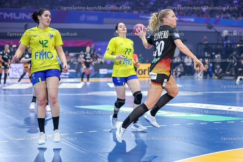IHF09122501043 | 09.12.2025, Handball WM Frauen, Viertelfinale, Deutschland - Brasilien, 27th IHF Women's Handball World Championship, Westfalenhalle Dortmund: Jenny Behrend (GER #30) beim Wurf auf das Tor 
