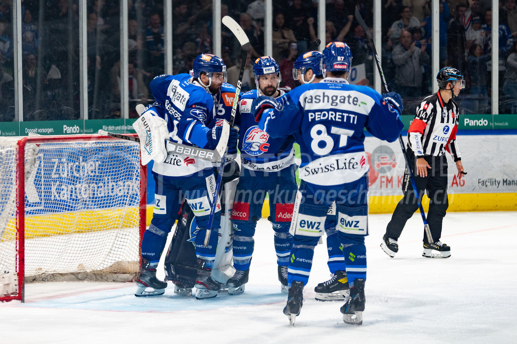 Swiss National League Final Game 2: ZSC Lions - EV Zug | 20.04.2022, Zürich, Hallenstadion, Swiss National League Final Game 2: ZSC Lions - EV Zug, #24 Phil Baltisberger (ZSC), #4 Patrick Geering (ZSC) und #87 Marco Pedretti (ZSC) feiern den zweiten Sieg in der Serie. - Realized with Pictrs.com
