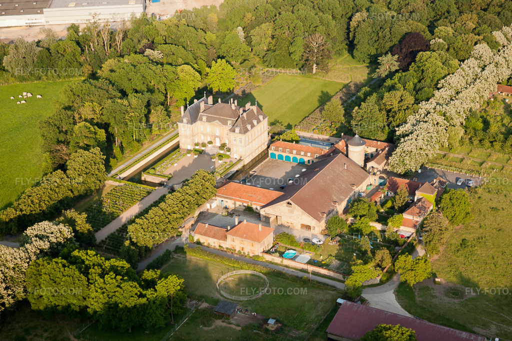 Aerial view: Château de La Grange in Manom in the state Moselle, France.Photo: IMG_29512.jpg taken on 06/26/2010 by Werner Riehm/FLY-FOTO.comResolution of the original: 4752 x 3168 px