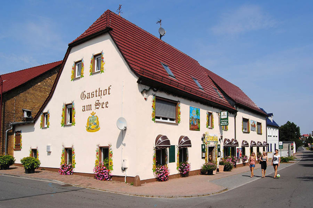 Störmthaler See - Gasthof Störmthal | Entdecke über 20 Kategorien Leipzig-Motive: Foto-Downloads, hochwertige Poster, Leinwand- & Fine-Art-Prints. Jetzt Lieblingsfoto im Bildlexikon Leipzig Shop bestellen!