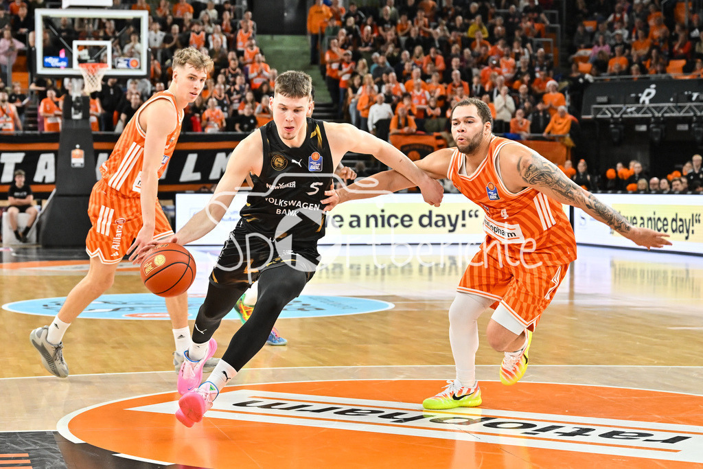ratiopharm Ulm - Basketball Löwen Braunschweig | ULM, GERMANY - 10. JANUARY: im DUell Luka SCUKA (Basketball Löwen Braunschweig 5) und Christopher LEDLUM (ratiopharm Ulm 4) während dem Match zwischen Ratiopharm Ulm und Basketball Löwen Braunschweig am 15. Spieltag der easyCredit BBL in der Ratiopharm Arena