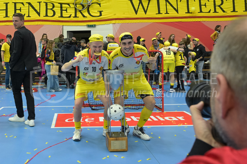 Zug United vs HC Rychenberg - 22. February 2025 | Zug United vs HC RychenbergSporthalle Wankdorf, BernMarkus Lindgjerdet (#10 HC Rychenberg Winterthur) und Manuel Maurer (#11 HC Rychenberg Winterthur) mit Pokal.Bild: Sportfotografie Markus Aeschimann | www.markus-aeschimann.ch - Realisiert mit Pictrs.com