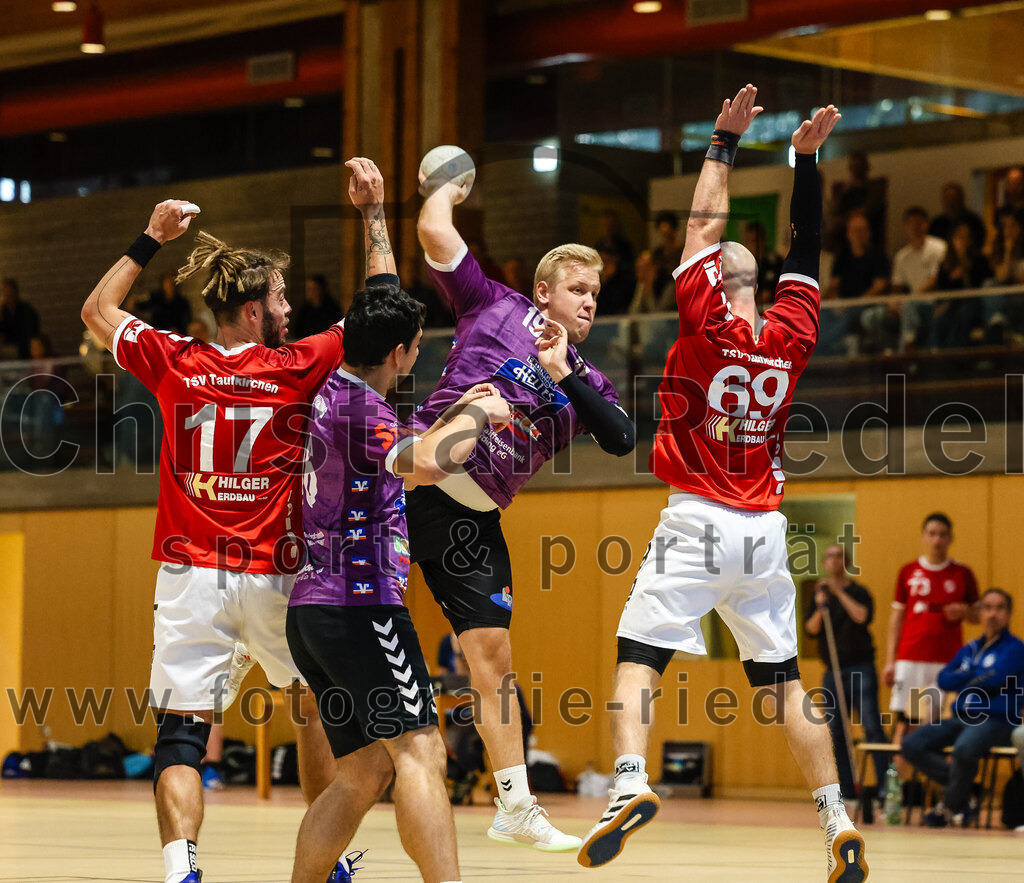 2024-10-20_051_SpVgg_Altenerding_II_gegen_TSV_Taufkirchen-Vils | Erding, Deutschland, 20.10.2024:Handball, Bezirksliga Männer Ost 2024 / 2025, 3. Spieltag, SpVgg Altenerding II gegen TSV Taufkirchen/Vils, Endergebnis: 15:20Dion Heydemann (TSV Taufkirchen/Vils, #17), Jakob Obermair (SpVgg Altenerding, #19), Andreas Rej (TSV Taufkirchen/Vils, #69)Foto: Christian Riedel / fotografie-riedel.net
