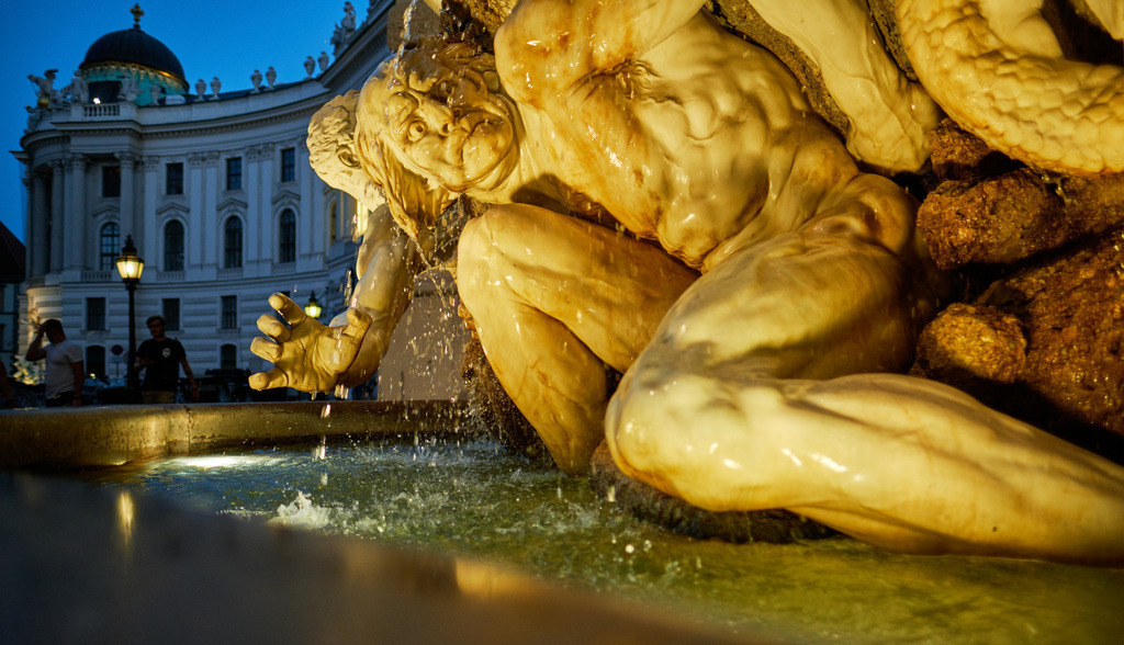 Beleuchteter Brunnen "Die Macht zu Lande" | WienWien, Austria - June 14, 2019: Beleuchteter Brunnen "Die Macht zu Lande" am Michaelerplatz. - Realisiert mit Pictrs.com