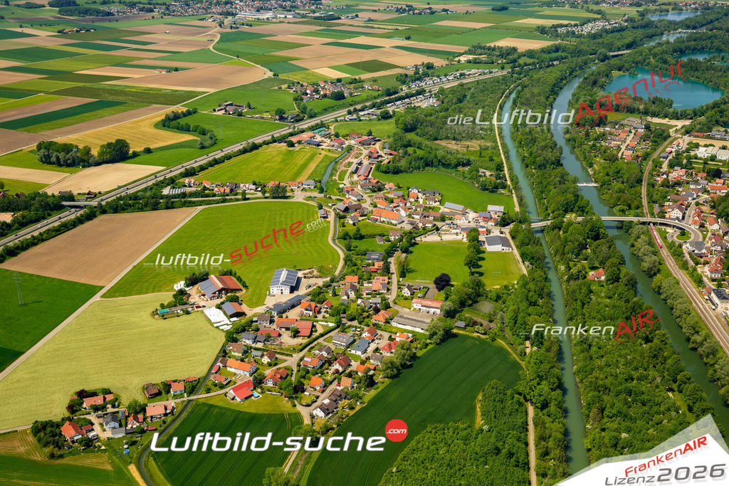 Das Luftbild zeigt Kleinkellmünz Dettingen an der Iller - Die Luftaufnahme wurde 2023 vom UL-Flugzeug aus erstellt ( keine Drohne ) - Hochauflösende Luftaufnahme - Für grossformatige Ausdrucke geeignet. Die Geschenkidee !Mit Lizenz und Bildrechte bestellbar