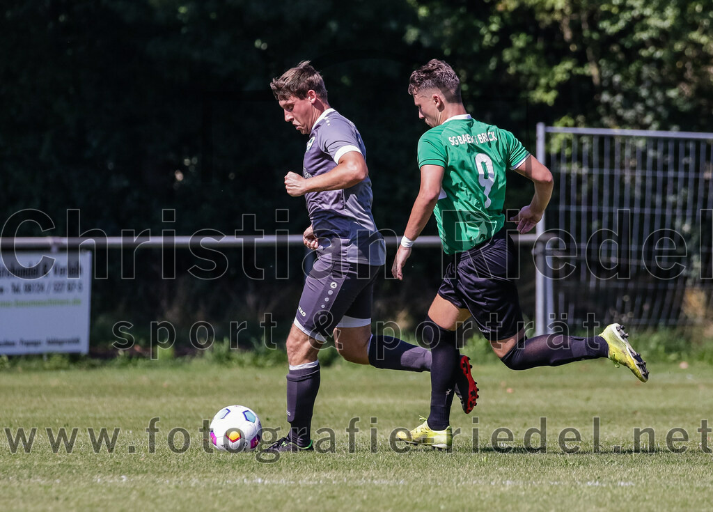 2023-08-20_046_SV_Hohenlinden_gegen_SV_Buch | Hohenlinden, Deutschland, 20.08.2023:
Fußball, A-Klasse 2023 / 2024, 1. Spieltag, SV Hohenlinden gegen SV Bruck, Endergebnis: 5:1

Matthias Frick (SV Hohenlinden, #4), Maximilian Beck (SV Bruck, #9)

Foto: Christian Riedel / fotografie-riedel.net
