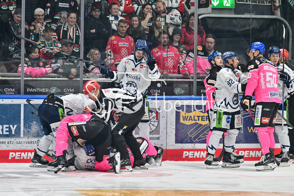 Augsburger Panther - Straubing Tigers | Ein kleines Missverstaendnis zwischen den Spielern / Florian ELIAS (Augsburger Panther #67) / Fight / Kampf / Faustkampf / DEL: Augsburger Panther - Straubing Tigers, Curt Frenzel Stadiom am 20.10.2024