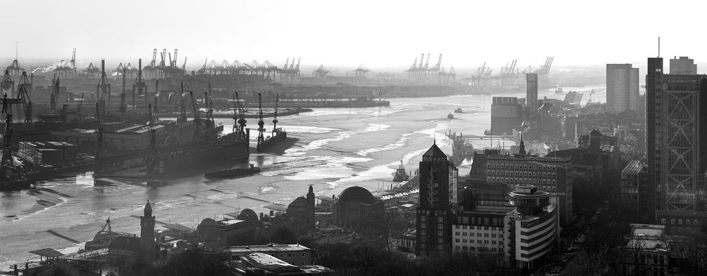 hamburg leinwand schwarzweiss blick ueber st pauli auf die elbe und den hamburger hafen | Kaufen Sie Hamburg Bilder und Hamburg Fotos auf Leinwand, Acrylglas, Alu-Dibond, oder als Poster in Hamburgs großer Onlinegalerie. Elbphilharmonie Bilder, Hamburger Hafen, Speicherstadt, Alster und viel mehr.