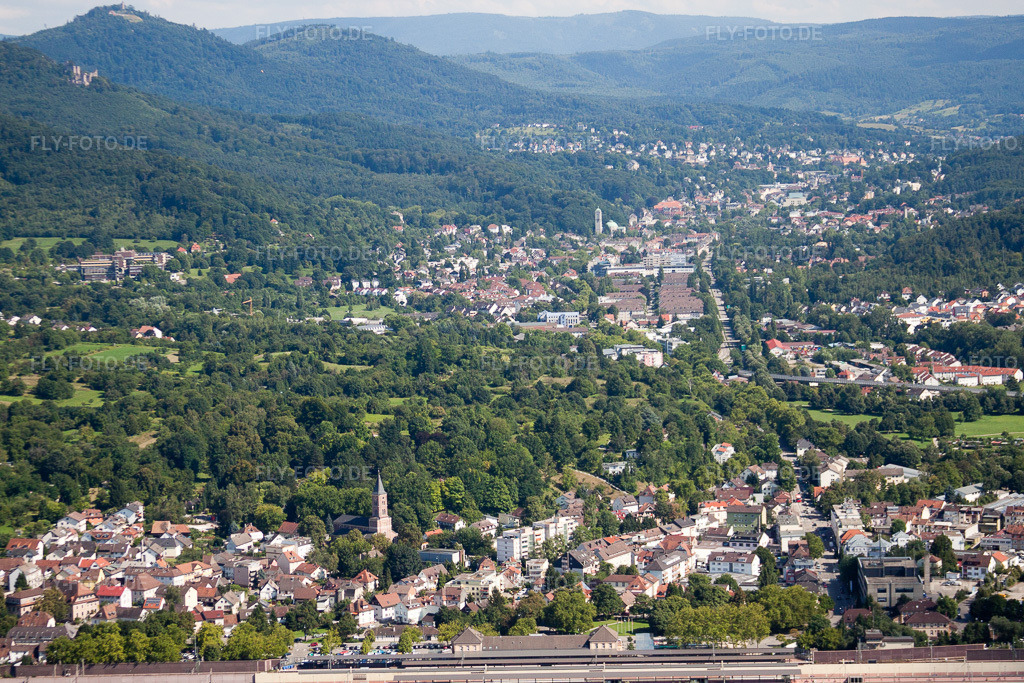 Luftbild: Baden-Baden, von Westen im Ortsteil Oos in Baden-Baden im Bundesland Baden-Württemberg in Deutschland. Foto: IMG_31246.jpg vom 09.08.2010 durch Werner Riehm/FLY-FOTO.de