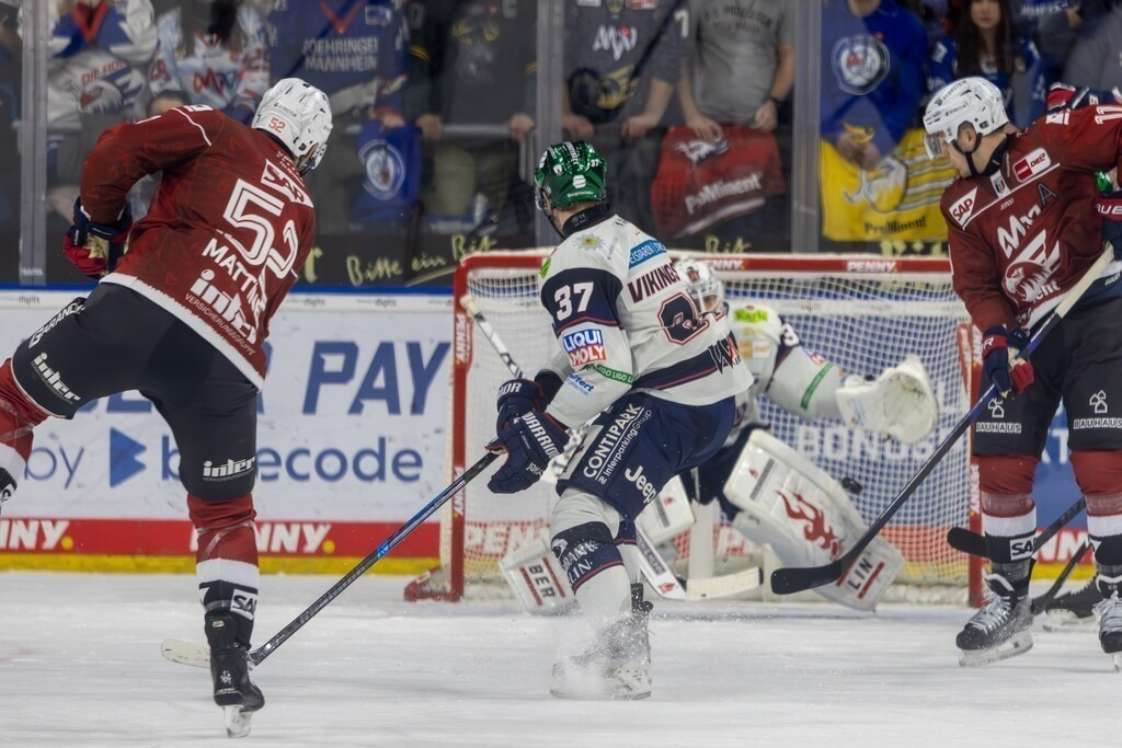 DEL, Deutsche Eishockey Liga Saison 2025/26, 31 Spieltag: Adler Mannheim gegen Eisbären Berlin | DEL, Deutsche Eishockey Liga Saison 2025/26, 31 Spieltag: Adler Mannheim gegen Eisbären Berlin***Nicolas Mattinen (52, Mannheim) erzielt das 4:1 - Realisiert mit Pictrs.com