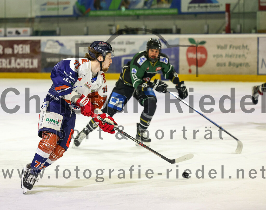 2023-03-07_077_TSV_Erding_gegen_ESC_Kempten | Erding, Deutschland, 07.03.2023:
Eishockey, Bayernliga Playoffs 2022 / 2023, Viertelfinale, TSV Erding gegen ESC Kempten, Endergebnis: 9:3

Anton Zimmer (ESC Kempten, #71), Tobias Cramer (Erding Gladiators, #63)

Foto: Christian Riedel / fotografie-riedel.net