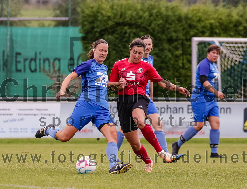 2023-10-07_038_FC_Langengeisling_gegen_MTV_Diessen_Ammersee | Erding, Deutschland, 07.10.2023:
Fußball, Bezirksoberliga 2023 / 2024, 6. Spieltag, FC Langengeisling gegen MTV Diessen/Ammersee, Endergebnis: 0:3

Lisa Mayer (FC Langengeisling, #6), Zoe Klein (MTV Diessen/Ammersee, #15)

Foto: Christian Riedel / fotografie-riedel.net