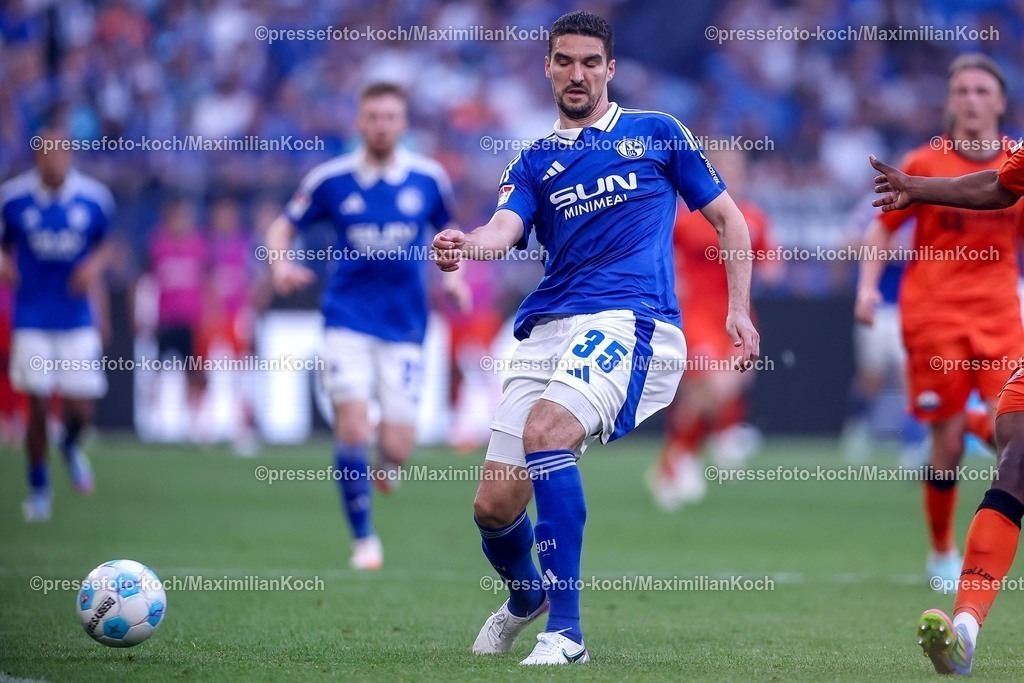S0402052501051 | 02.05.2025, Fußball, FC Schalke 04 - SC Paderborn 07, 2.. Fußball Bundesliga, 32. Spieltag, Veltins-Arena Gelsenkirchen, Saison 2024 2025: Marcin Kaminski (Schalke04 #35) DFB regulations prohibit any use of photographs as image sequences and or quasi-video.