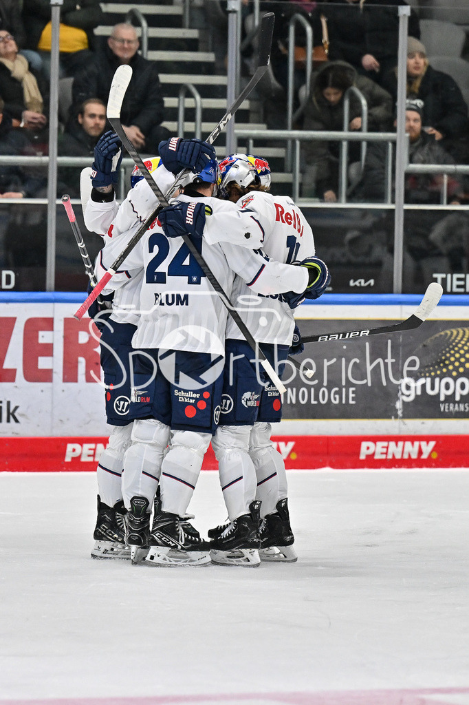 Augsburger Panther - EHC RB München | Jubel der Gaeste nach dem Ausgleich zum 4-4 durch William BUTCHER (EHC Muenchen 4)/ Freude / Happy / Tor / Torschuezte / DEL: Augsburger Panther - EHC RB Muenchen, Curt Frenzel Stadion am 16.01.2025
