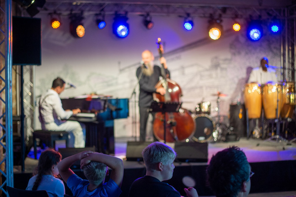 Summ Summ Salsa | Kinderkonzert Summ Summ Salsa mit Klazz Brothers & Cuba Percussion im Forte Belvedere Leisnig zum Festival Hallo Leisnig 2022. - Realisiert mit Pictrs.com