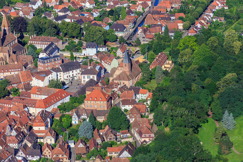 Vue aérienne: Rue de l'Étoile et église Saint-Jean à Wissembourg dans le département Bas Rhin, France – .Photo: IMG_083043.jpg prise le 26/06/2015 par Werner Riehm/FLY-FOTO.eu – Résolution de l'original: 5472 x 3648 px – la paroisse protestante de Wissembourg / UEPAL