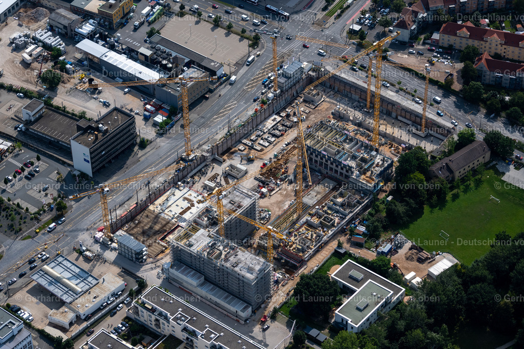 4047342 | NüRNBERG 21.08.2021 Baustelle zum Neubau eines Mehrfamilien- Wohn- und Geschäftshaus- Quartier " Seetor City Campus " an der Ostendstraße - Ecke Dr.-Gustav-Heinemann-Straße in Nürnberg im Bundesland Bayern, Deutschland. Weiterführende Informationen bei: Ed. Züblin AG,  GBI Holding AG,  GP Wirth Architekten,  Instone Real Estate Group AG,  Sontowski & Partner GmbH. // Construction site to build a new multi-family residential and commercial building quarter "Seetor City Campus" on Ostendstrasse - corner of Dr.-Gustav-Heinemann-Strasse in Nuremberg in the state Bavaria, Germany. Further information at: Ed. Zueblin AG,  GBI Holding AG,  GP Wirth Architekten,  Instone Real Estate Group AG,  Sontowski & Partner GmbH. Foto: Gerhard Launer