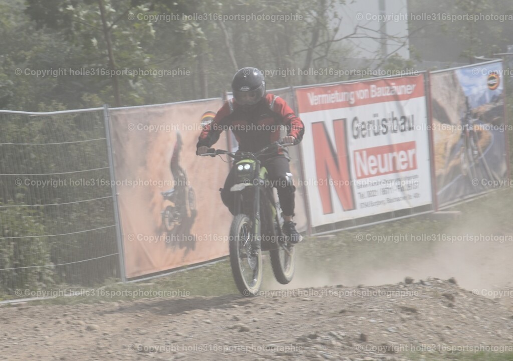 DSC_0484 | Sportfotografie , Motorsport, Motoross, Reitsport, Mointainbike, Enduro,
Landschaft , Outdoor, Eventfotografie, Landschaft, Bilder online bestellen - Realisiert mit Pictrs.com