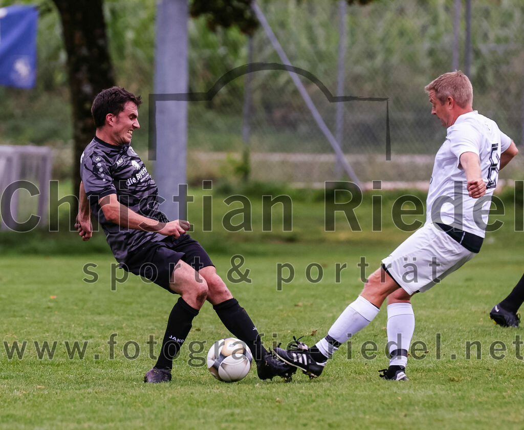 2023-08-27_080_TSV_Egmating_II_gegen_SG_Grasbrunn-Haar_II | Egmating, Deutschland, 27.08.2023:
Fußball, B-Klasse 2023 / 2024, 2. Spieltag, TSV Egmating II gegen (SG) Grasbrunn / Haar II, Endergebnis: 1:2

Markus Deuter (TSV Egmating, #6), Timm Lohmann ((SG) Grasbrunn / Haar II, #8)

Foto: Christian Riedel / fotografie-riedel.net