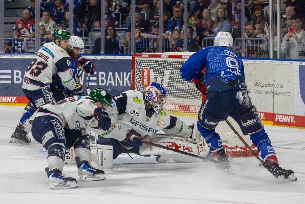 DEL, Deutsche Eishockey Liga Saison 2025/26, Playoff-Finale, Spiel 5: Adler Mannheim gegen Eisbären Berlin | DEL, Deutsche Eishockey Liga Saison 2025/26, Playoff-Finale, Spiel 5: Adler Mannheim gegen Eisbären Berlin***Leon Gawanke (9) mit guter Gelegenheit für Mannheim - Realisiert mit Pictrs.com