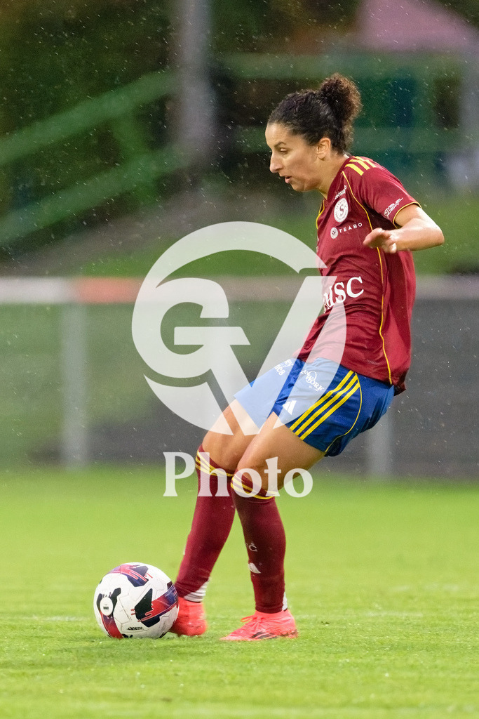 DZ9_4812_c | Switzerland: AXA Womens Super League 2025/26, Servette FC Chenois Feminin vs FC Aarau Frauen - Stade des Trois-Chene, Chene-Bourge: Ghoutia Habiba Karchouni (10 Servette FC Chenois Feminin) controls the ball (action) 