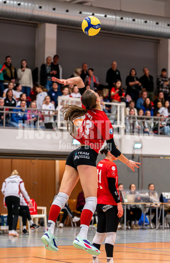 Volleyball I Frauen I Saison 2025-2026 I 2 Bundesliga Pro I 16. Spieltag VFL Oythe - TV Planegg-Krailling-05 | Annelis Lotte Tyws (13,VFL Oythe) - Realisiert mit Pictrs.com