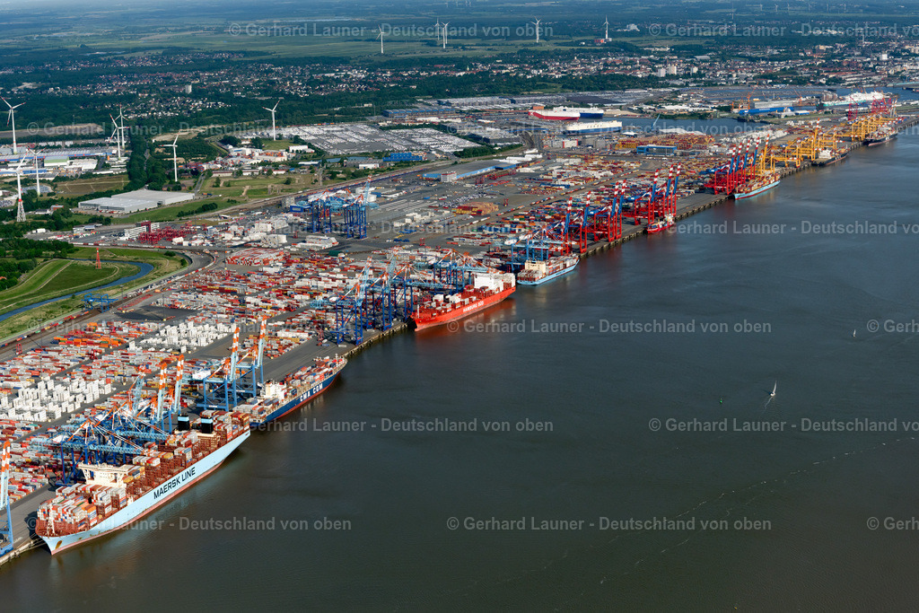 4030514 | BREMERHAVEN 01.06.2020 Hafenanlagen und Terminals mit Lagerhallen, Speditions und Logistikunternehmen und vielen Containern im Stadtbremischen Überseehafen an der Weser- Mündung in Bremerhaven im Bundesland Bremen. Weiterführende Informationen bei: Stadt Bremerhaven. // Docks and terminals with warehouses, freight forwarding and logistics companies and lots of containers by the mouth of the Weser in Bremerhaven in the state Bremen. Further information at: Stadt Bremerhaven. Foto: Gerhard Launer