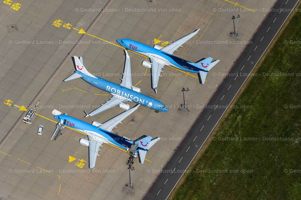 4030877 | LANGENHAGEN 02.06.2020 Passagierflugzeug des Typs Boeing 737-8K5 Fluggesellschaften TUI und Robinson auf der Parkposition - Abstellfläche auf dem Flughafen in Langenhagen im Bundesland Niedersachsen, Deutschland. Weiterführende Informationen bei: Flughafen Hannover-Langenhagen GmbH,  Robinson Club GmbH - Robinson Cala Serena,  TUI Deutschland GmbH. // Passenger airplane of Typs Boeing 737-8K5 of the airlines TUI and Robinson in parking position - parking area at the airport in Langenhagen in the state Lower Saxony, Germany. Further information at: Flughafen Hannover-Langenhagen GmbH,  Robinson Club GmbH - Robinson Cala Serena,  TUI Deutschland GmbH. Foto: Gerhard Launer