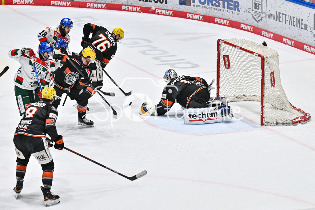 Löwen Frankfurt -Augsburger Panther | in dieser Szene kann Thomas GREISS (Loewen Frankfurt 1) einen Schuss der Gaeste entschaerfen / DEL: Loewen Frankfurt - Augsburger Panther, Eissporthalle Frankfurt am 14.02.2025