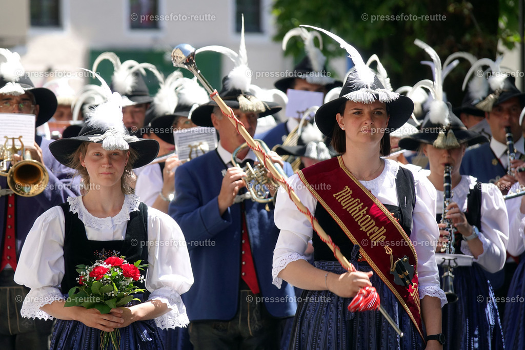 news-2022-Juli17-Musikumzug-Reutte-DSD03197-Stanzach | Info aus dem Bezirk Reutte/Ausserfern Tirol sowie eine umfangreiche Bilddatenbank über die gesamte Region: Lechtal, Talkessel Reutte, Tannheimertal, Zwischentoren. Lech, Plansee, Zugspitze, Grenztunnel, B179, Fernpassstraße, Verkehr, Lawinen, Tradition, - Realisiert mit Pictrs.com
