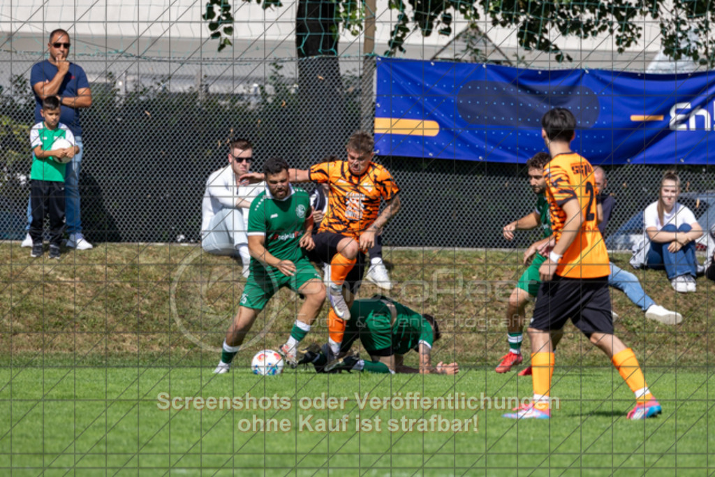 20250824_154859_0570 | Efkan Kirds (KSG Eislingen #25) und Noha Wohlfahrt (SGM Jeb.-Bezg.#09)KSG Eislingen (grün) vs. SGM Jebenhausen-Bezgenriet (orange), Fussball, Kreisliga A3 - Bezirk Neckar/Fils, 01. Spieltag, Saison 2025/2026, Rasensportplatz, Albstraße 69, 73054 Eislingen, 24.08.2025 - 15:00 Uhr,Foto: PhotoPeet-Sportfotografie/Peter Harich