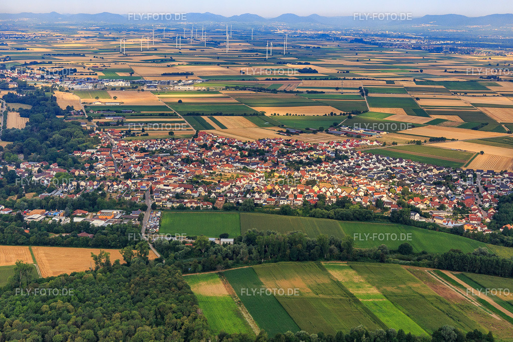 Dorfansicht aus Osten | Luftbild: Dorfansicht aus Osten in Hördt im Bundesland Rheinland-Pfalz in Deutschland. Foto: IMG_108949.jpg vom 15.07.2018 durch Werner Riehm/FLY-FOTO.de - Realisiert mit Pictrs.com