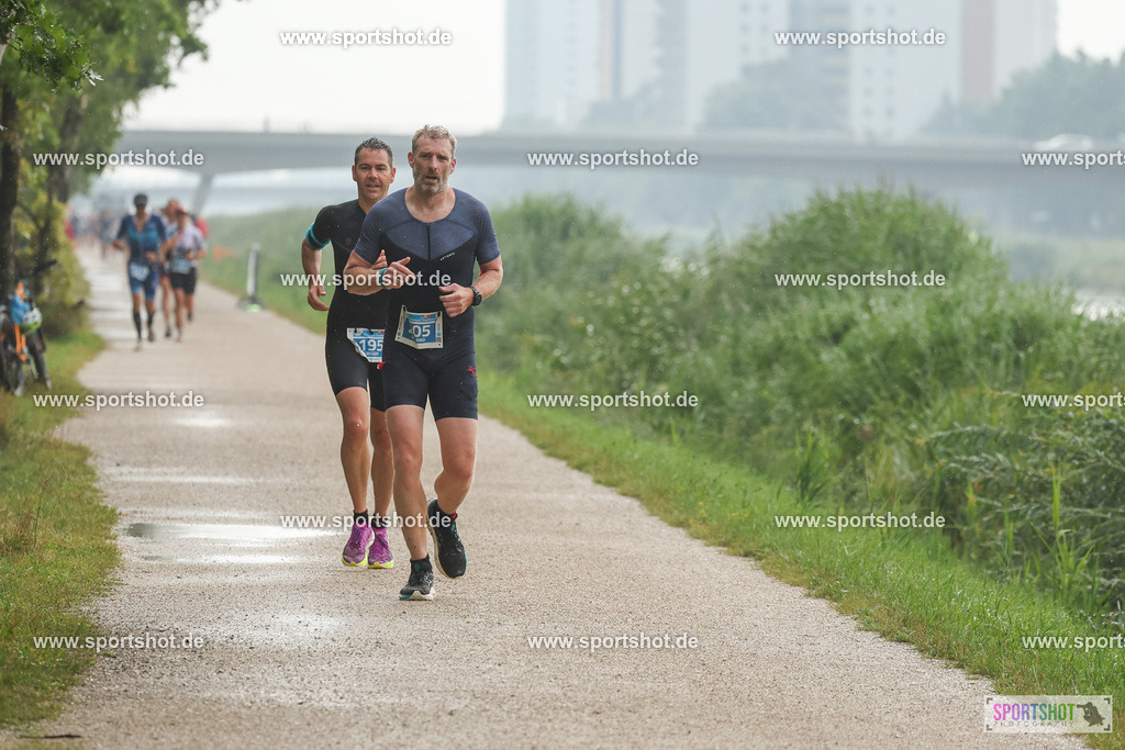 LUR_1173 | 34. M-net Erlanger Triathlon 2025 #erlangertriathlon  #mnettriathlon2025 #mnettriathlon #team #olympischedistanz #mitteldistanz #triathlon #maindonaukanal  #erlangertriathlon2025 #yourpictrs #tv1848 #tv1848erlangen  #triathlonbayern #sportinerlangen #demsportverbunden #sportshot_your_pictrs Copyright: www.sportshot.de