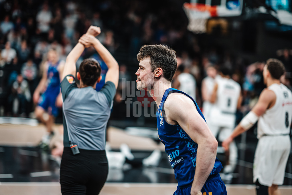Basketball | Männer | Saison 2023/2024 | easyCredit Basketball Bundesliga | Veolia Towers Hamburg vs. Alba Berlin | 17.04.2024 | Jonas Mattisseck (#9, Alba Berlin) streckt schelmisch die Zunge raus beim Jubel