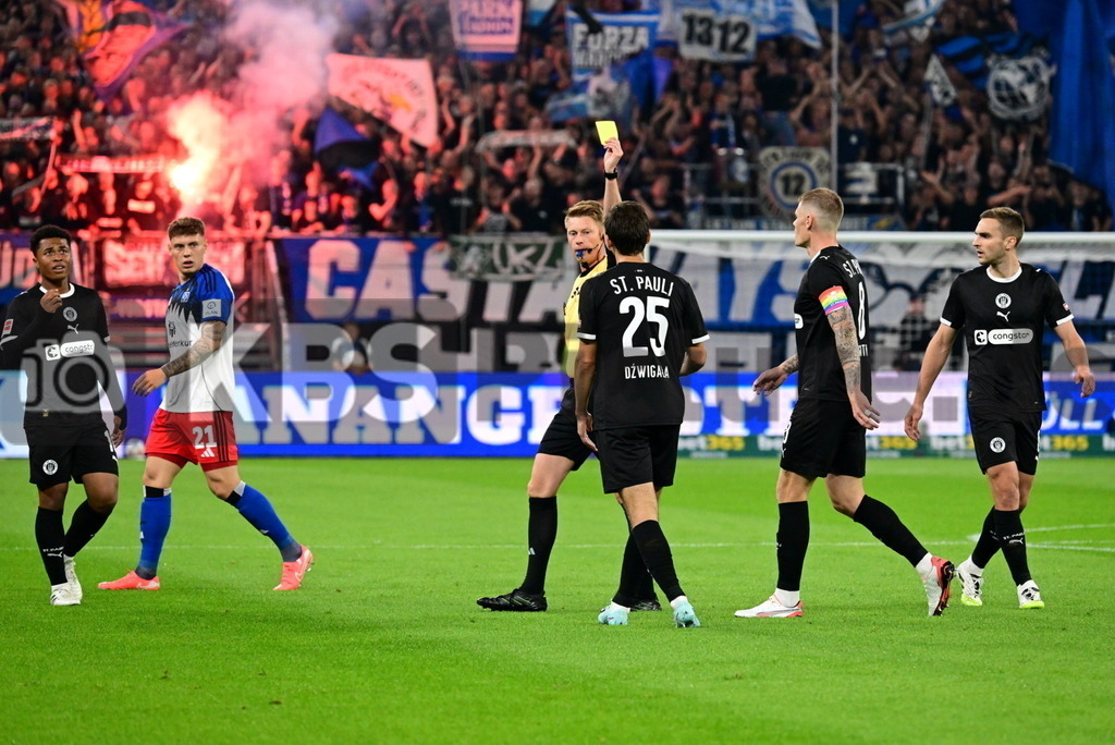 KBS Picture_HSV-FCStPauli_011 | Dingert Christian Schiedsrichter zeigt Dzwigata Adam (St.Pauli) die Gelbe Karte ,Sportplatz :  Volksparkstadion,Hamburger Derby, - Realisiert mit Pictrs.com